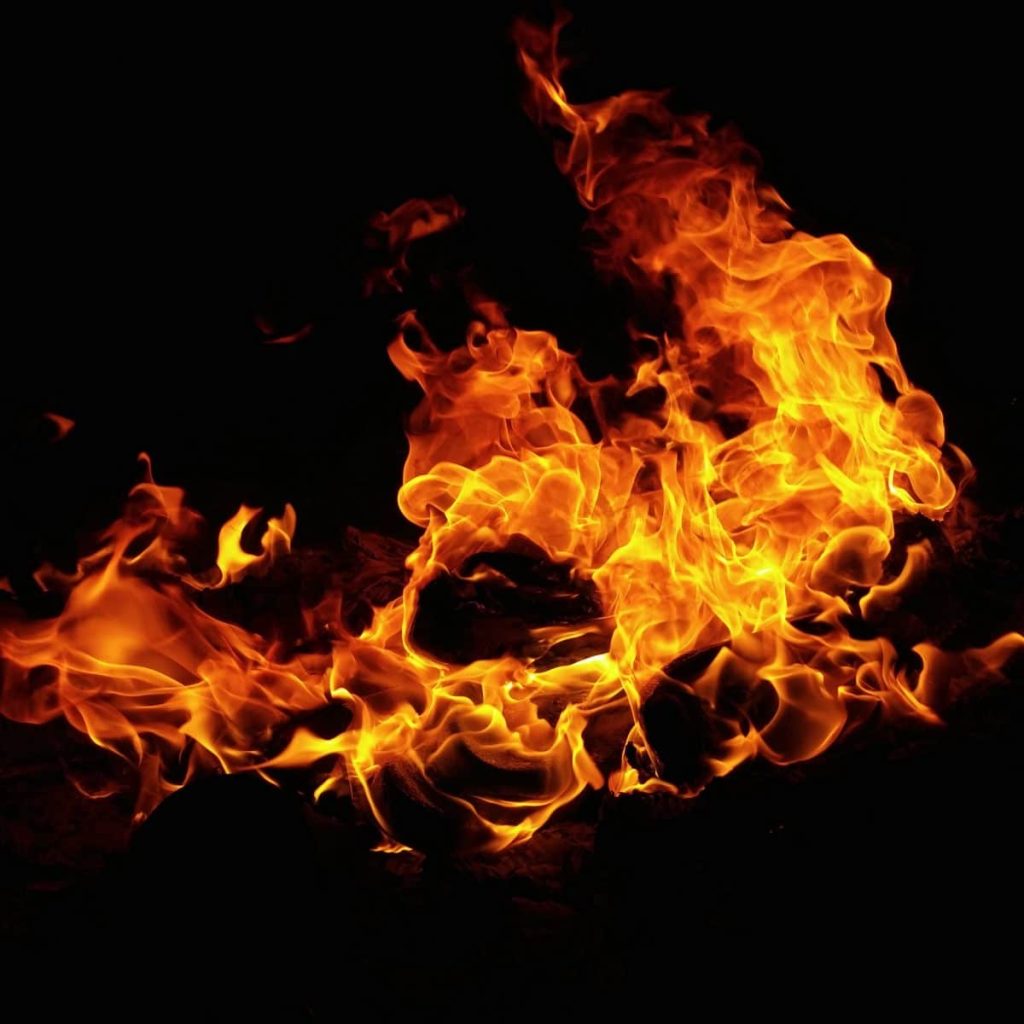 Fire has razed down the house of the late chairman of the Peoples Democratic Party in Akwa Ibom State, Obong Udo Ekpenyong, in Ukanafun Local Government Area of the state.