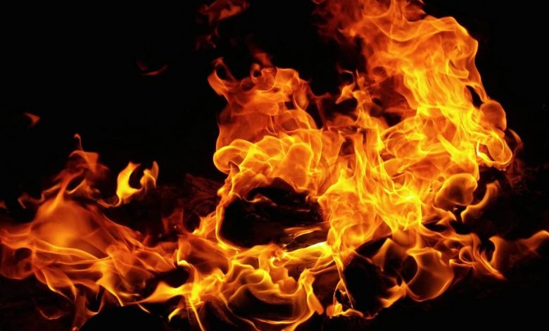 Fire has razed down the house of the late chairman of the Peoples Democratic Party in Akwa Ibom State, Obong Udo Ekpenyong, in Ukanafun Local Government Area of the state.